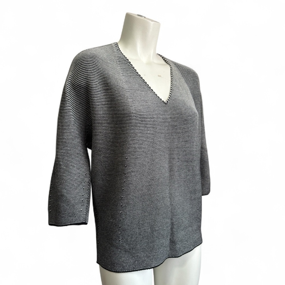 Uniqlo Black Textured Knit Sweater Womens Medium V- Neck 3/4 Sleeve Minimalist - Picture 8 of 16